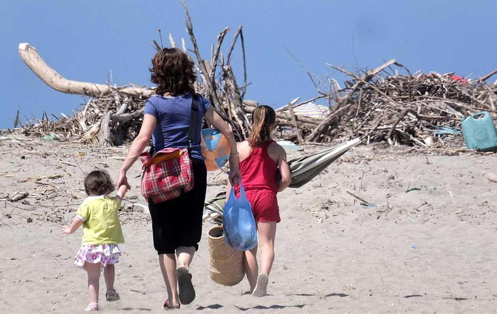 Siringhe sulla spiaggia, il primario: «Il rischio è teorico, però che inciviltà» 