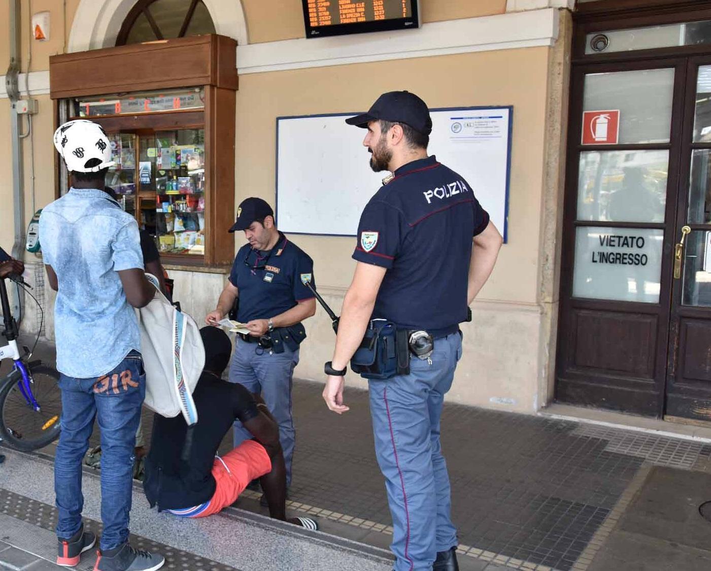 I controlli della polizia alla stazione (Foto Agenzia Carlo Sestini)