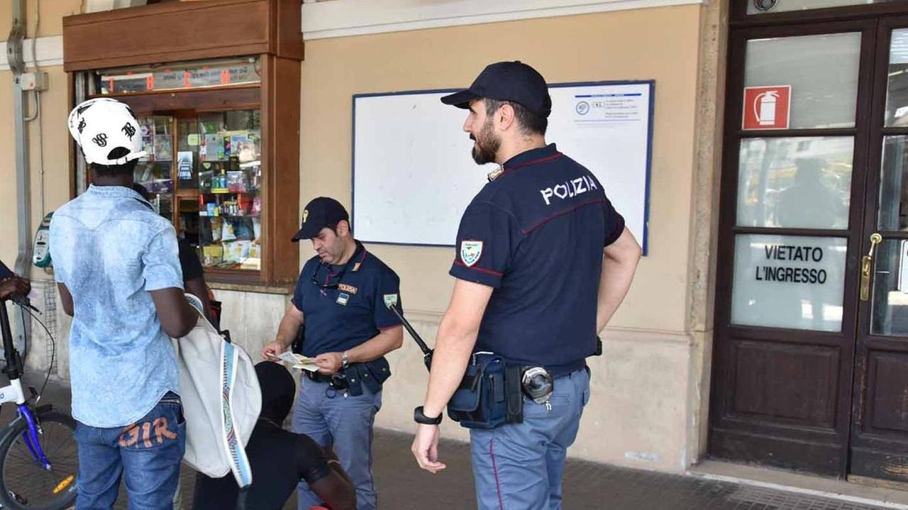 I controlli della polizia alla stazione (Foto Agenzia Carlo Sestini)