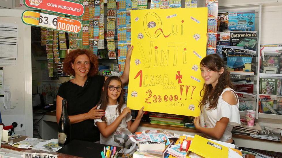 Gioca due euro e si trova una casa e un “tesoro”