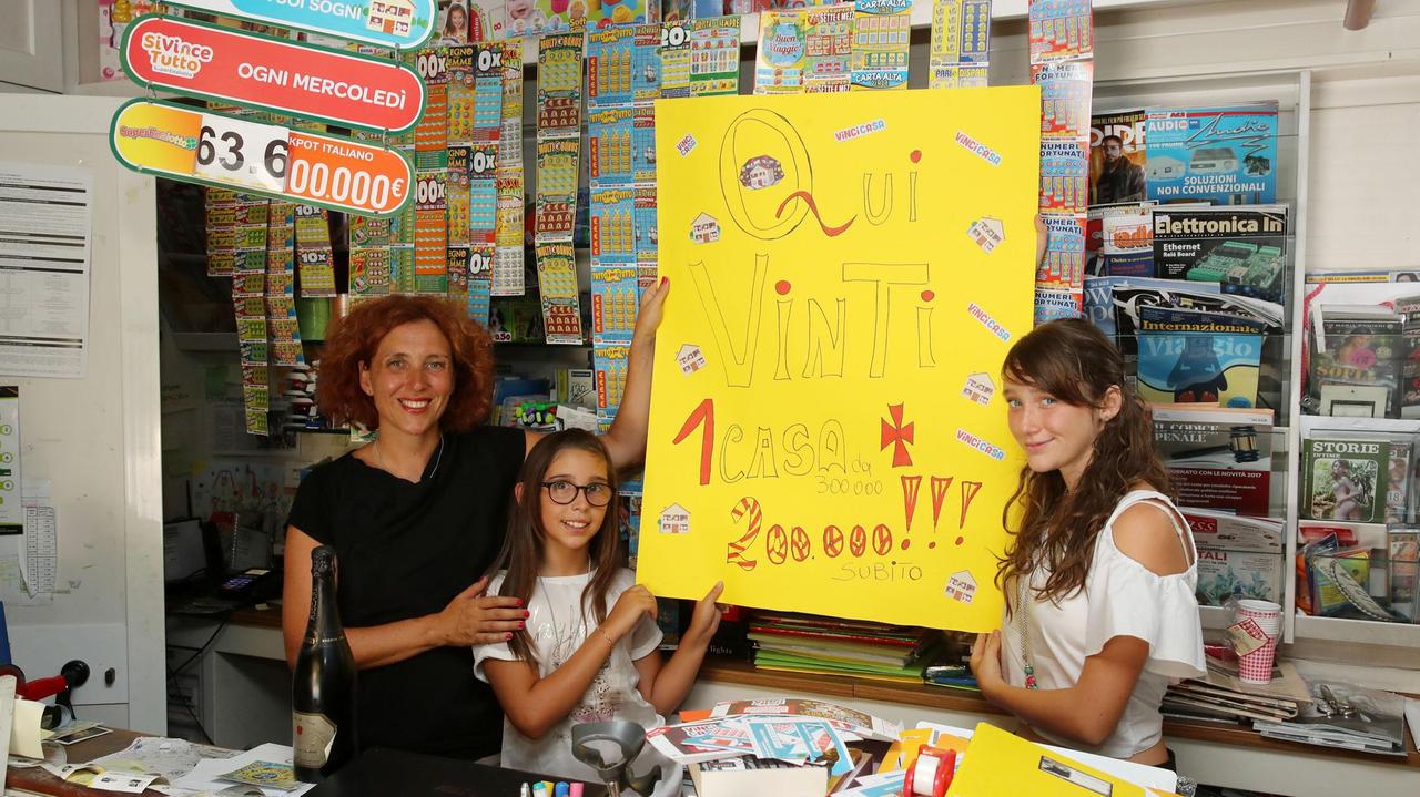 Simona Bonesso con le figlie nell’edicola Jake in via Mascagni (Foto Nucci)
