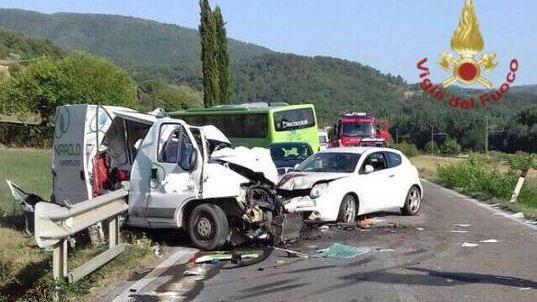Scontro pullman-furgone nell'Aretino, cinquanta feriti di cui uno grave