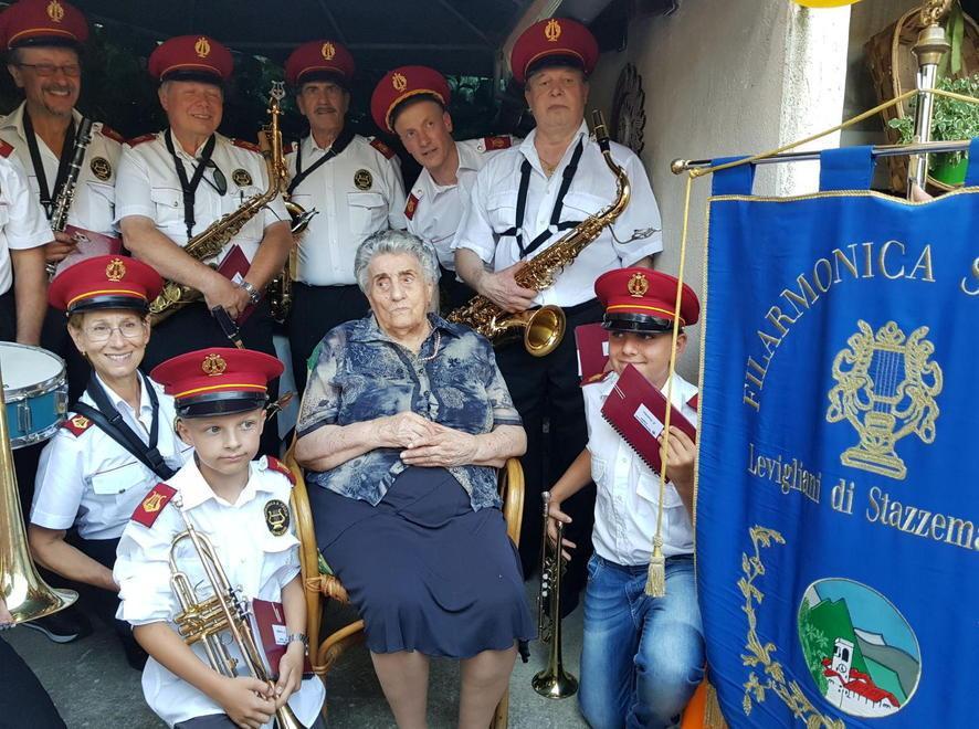 In duecento festeggiano la nonnina del paese 