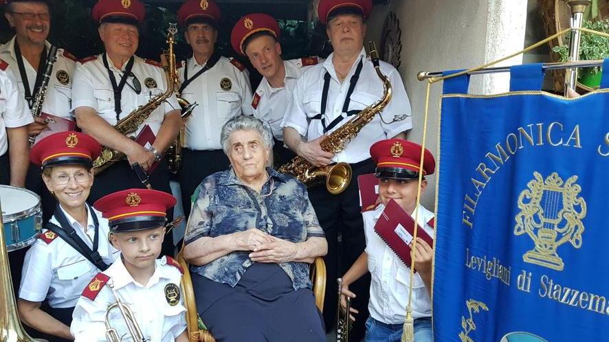In duecento festeggiano la nonnina del paese