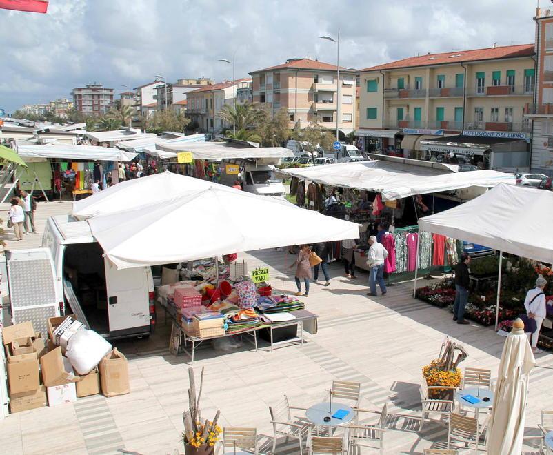 Borseggi al mercato di Lido: denunciata una diciannovenne