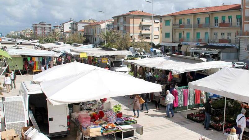 Borseggi al mercato di Lido: denunciata una diciannovenne