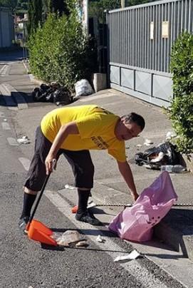 Immondizia lasciata in strada, la porta via il sindaco