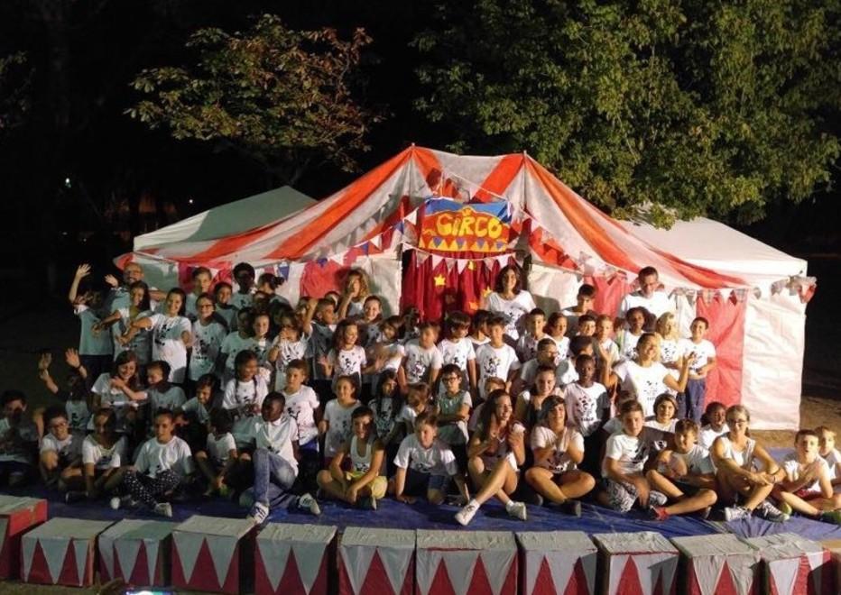 Lo spettacolo del circo per la fine dei campi solari