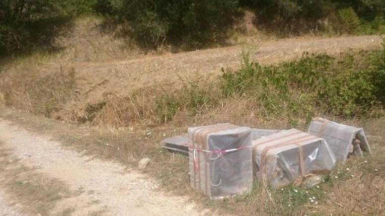 Gli incivili padroni del Padule abbandonati quintali di eternit
