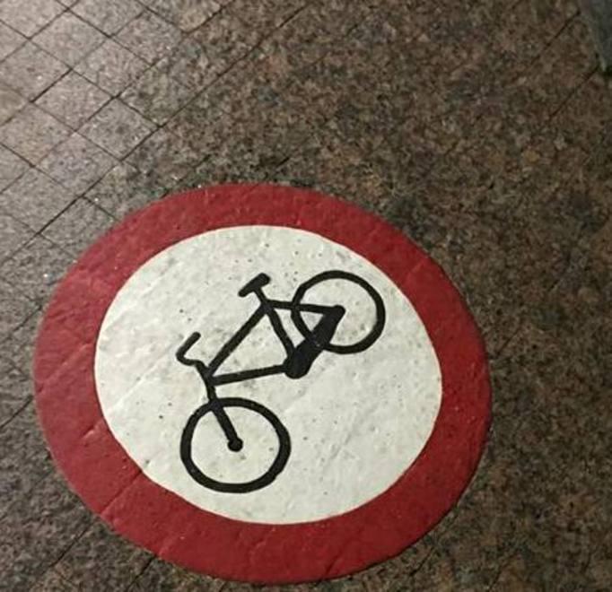 Cartelli adesivi per vietare l’accesso dei ciclisti