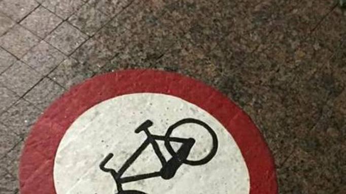 Cartelli adesivi per vietare l’accesso dei ciclisti