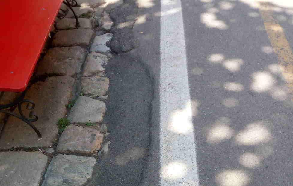 Quella buca che nessuno ripara 