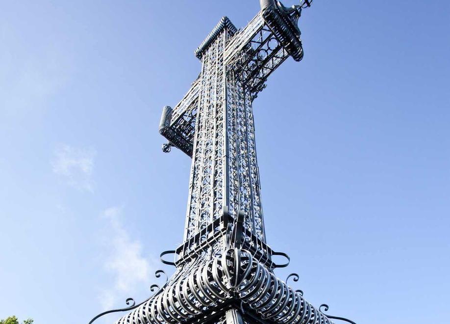 La croce monumentale si illumina 
