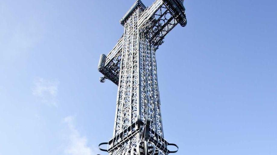 La croce monumentale si illumina