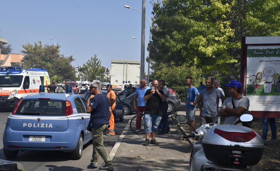 Madre e figlio intrappolati nel suv che s’incendia