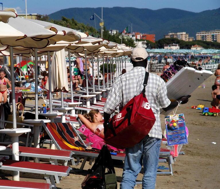 Abusivismo e degrado Una manifestazione contro le aggressioni 