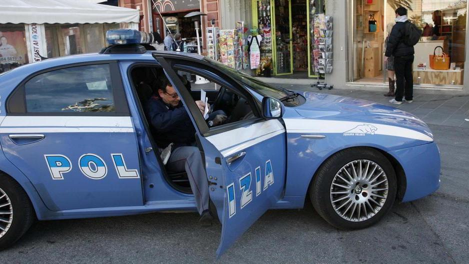 Coppie rapinate in spiaggia Nei guai un minorenne