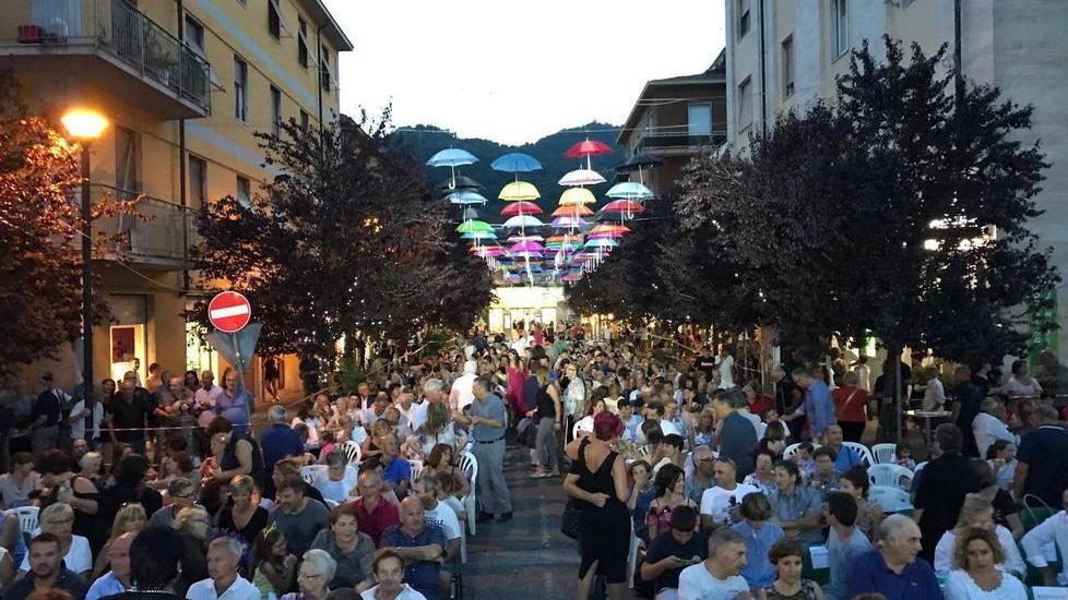 Tutti col naso all’insù per gli ombrelli appesi
