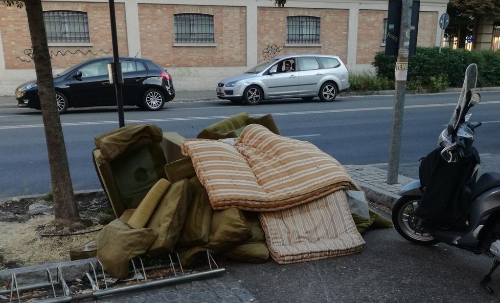 Una discarica in mezzo alla strada