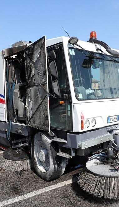 Macchina spazzatrice prende fuoco mentre pulisce