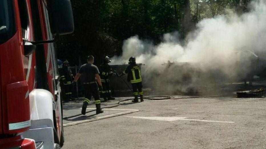 Rifiuti, quarto incendio in un mese