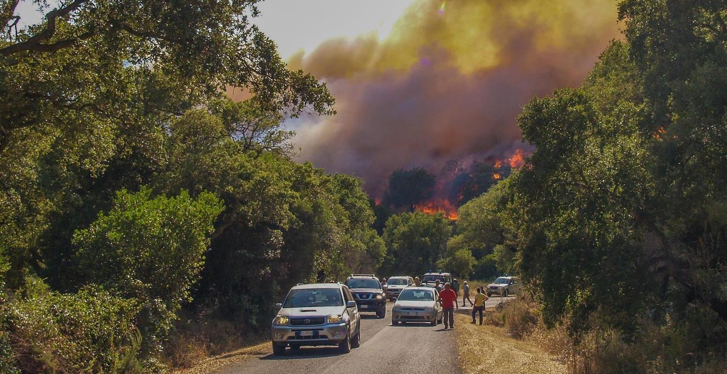Inferno di fuoco a Is Arenas Evacuato anche il carcere 