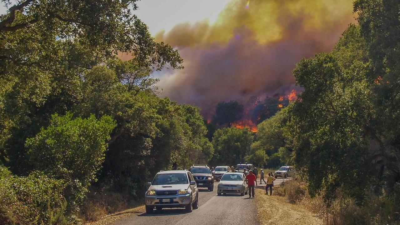 Inferno di fuoco a Is Arenas Evacuato anche il carcere 