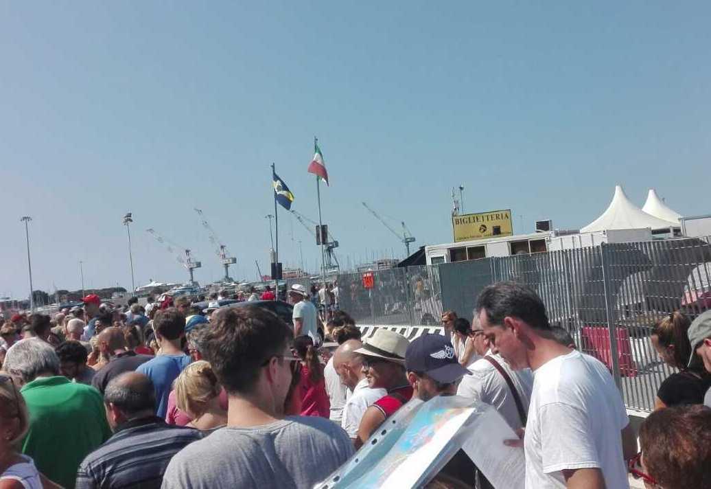 Nave ko, turisti infuriati sotto il solleone 