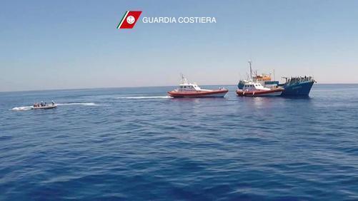 Migranti: nave Ong bloccata a Lampedusa