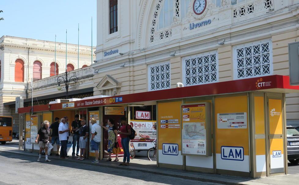 Stazione, pensilina inaugurata e piazza come nuova 
