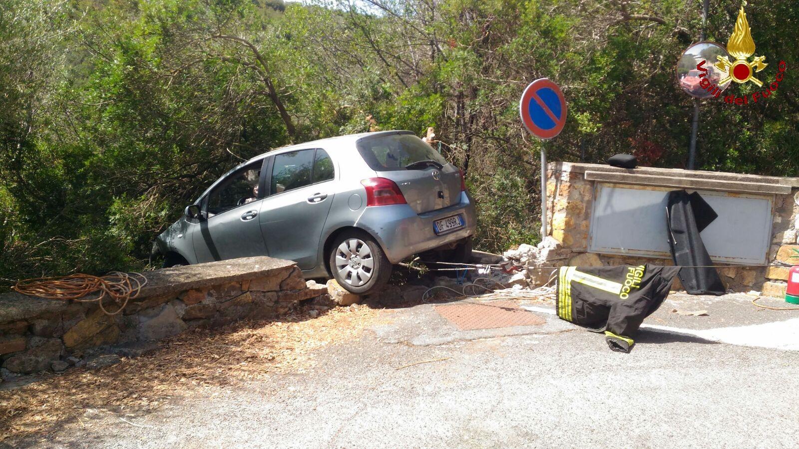 L'auto in bilico a Porto Santo Stefano (foto Centro documentazione vigili del fuoco)