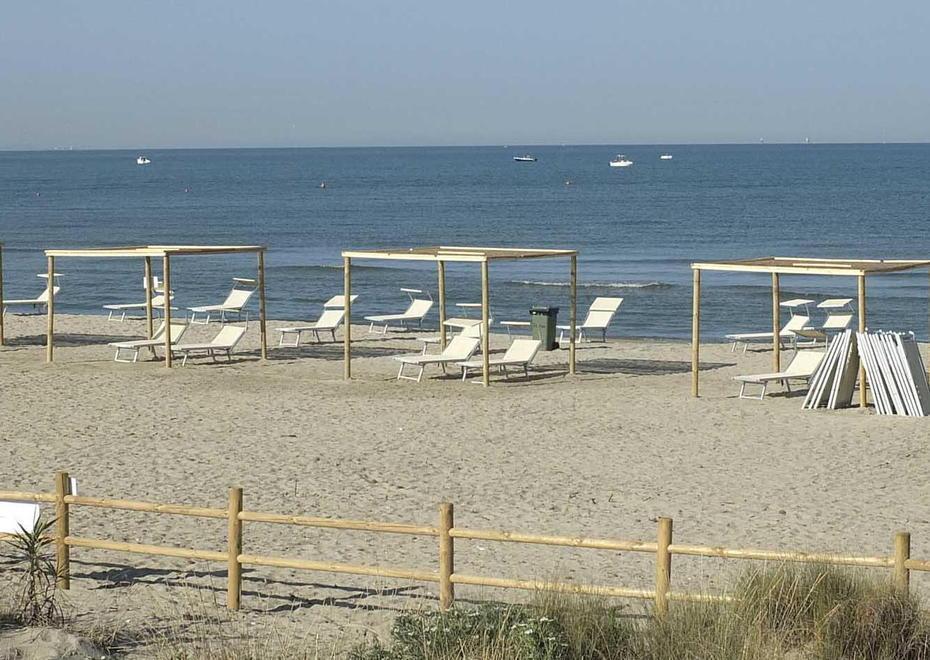 Le nuove strutture sulla spiaggia di Calambrone (foto Muzzi)
