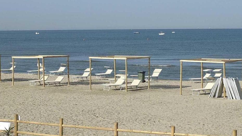 Le nuove strutture sulla spiaggia di Calambrone (foto Muzzi)