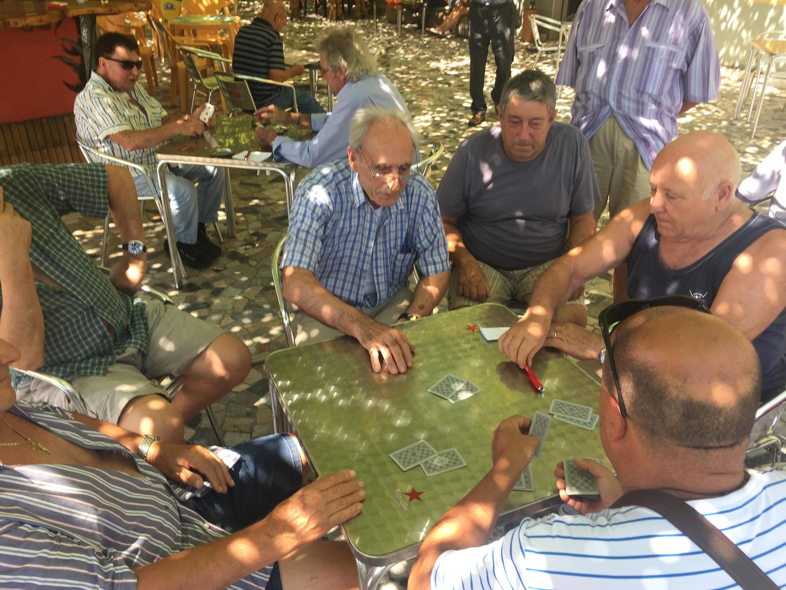 Gli anziani giocano a carte al circolo di Riglione