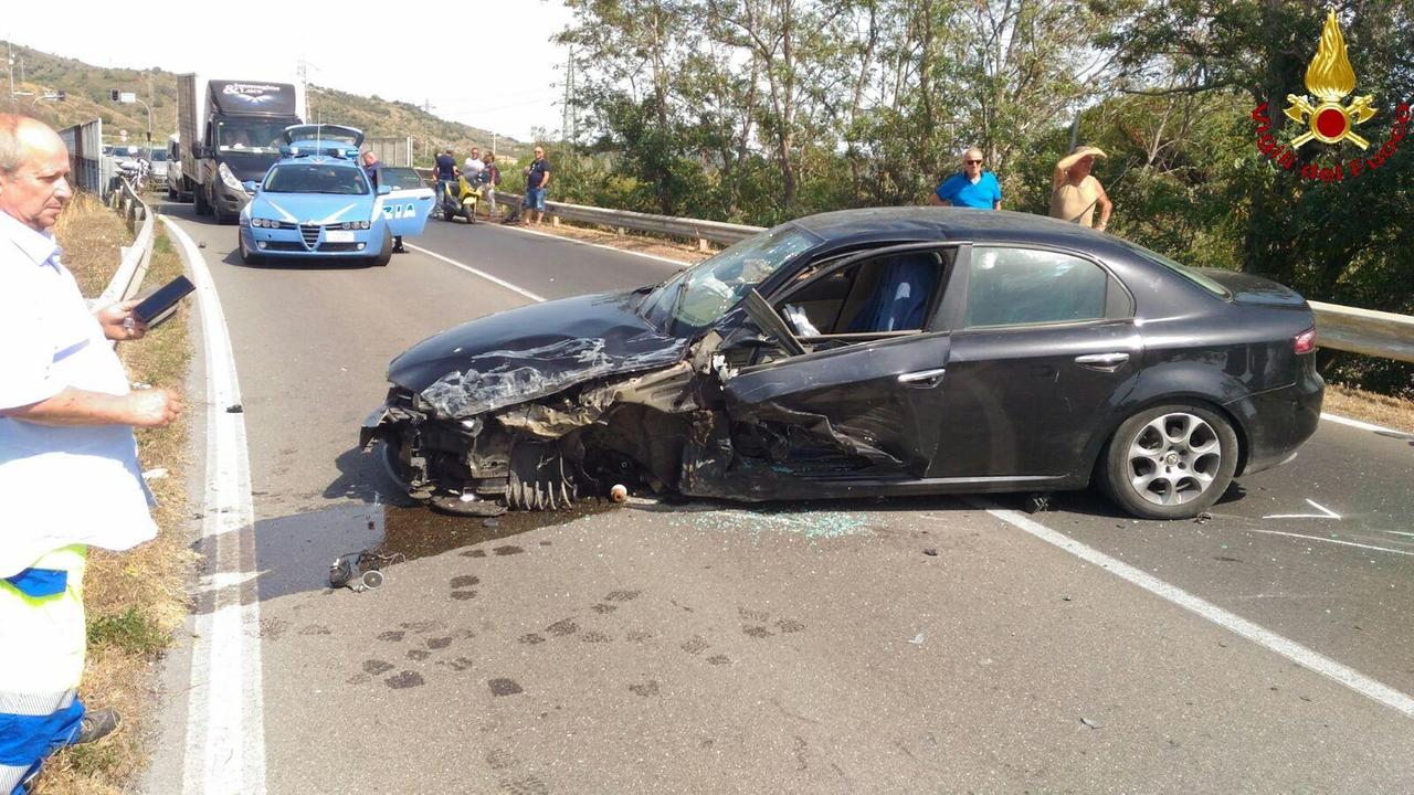 L'automobile coinvolta nello scontro (Foto Vigili del Fuoco)