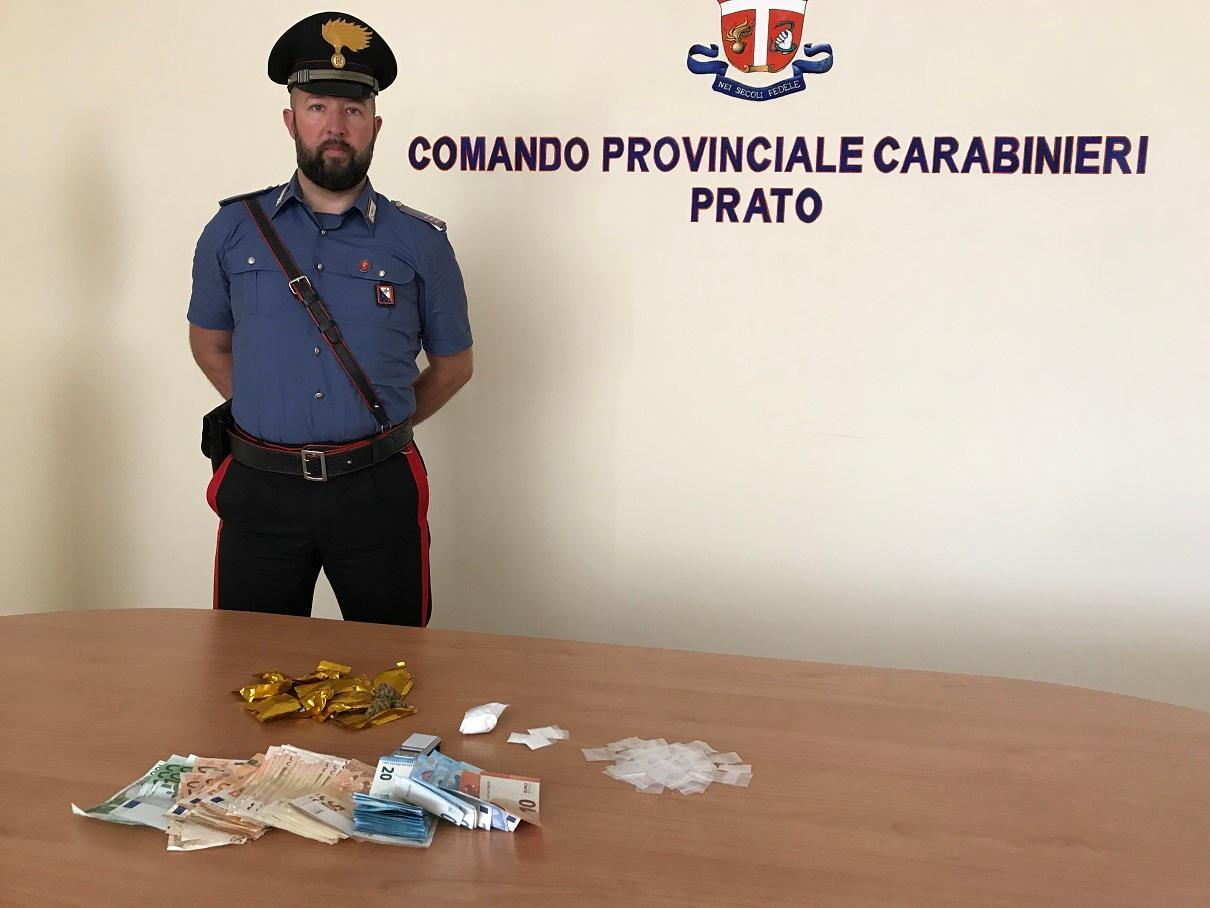 Una parte della droga e dei contanti sequestrati
