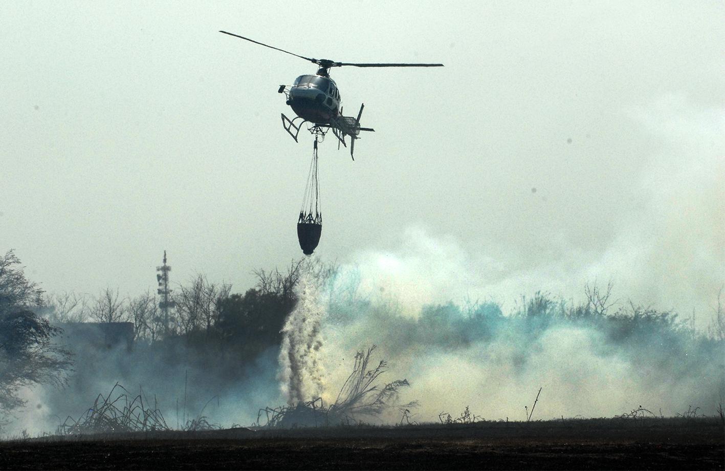 Le operazioni di spegnimento dell'incendio di lunedì 31 luglio a Silì