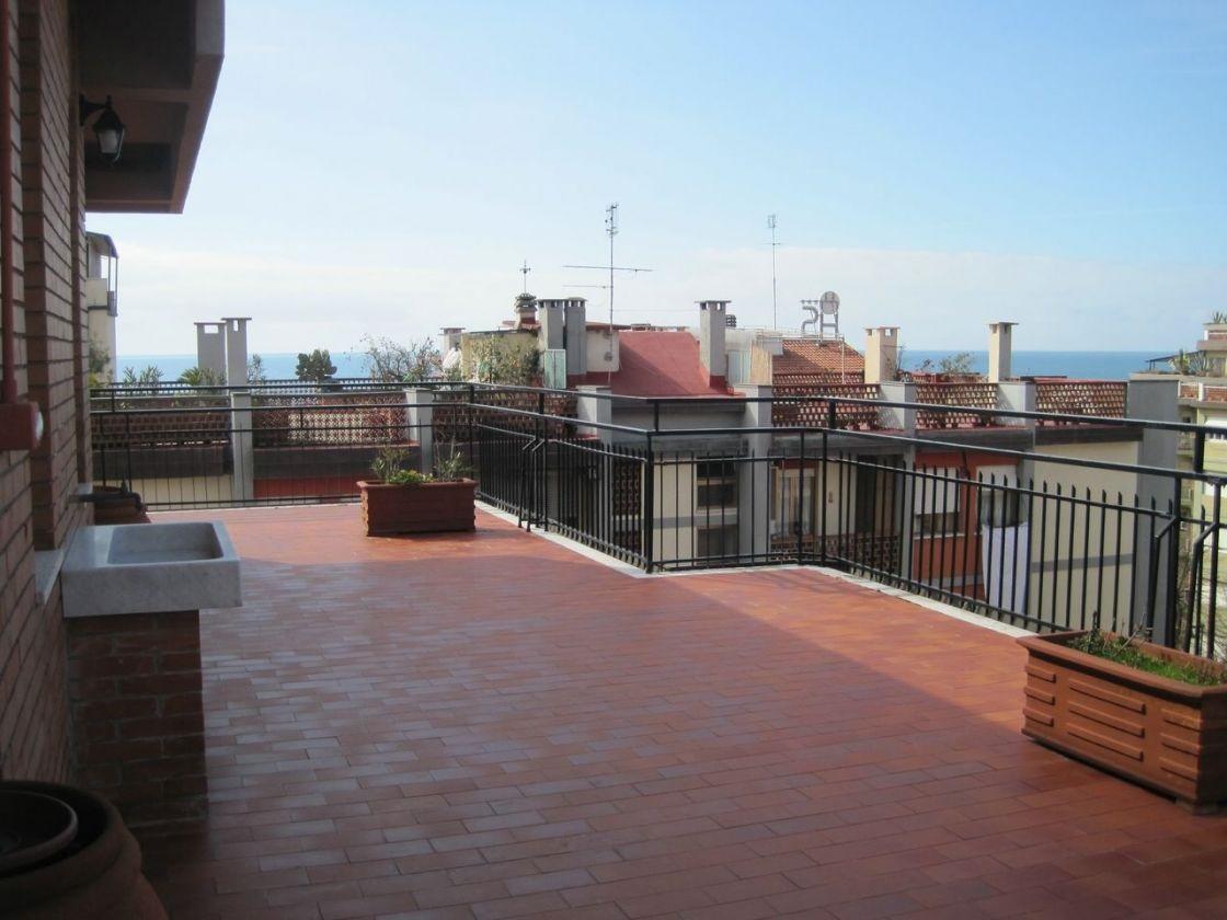 La terrazza dell'attico di Marina di Massa