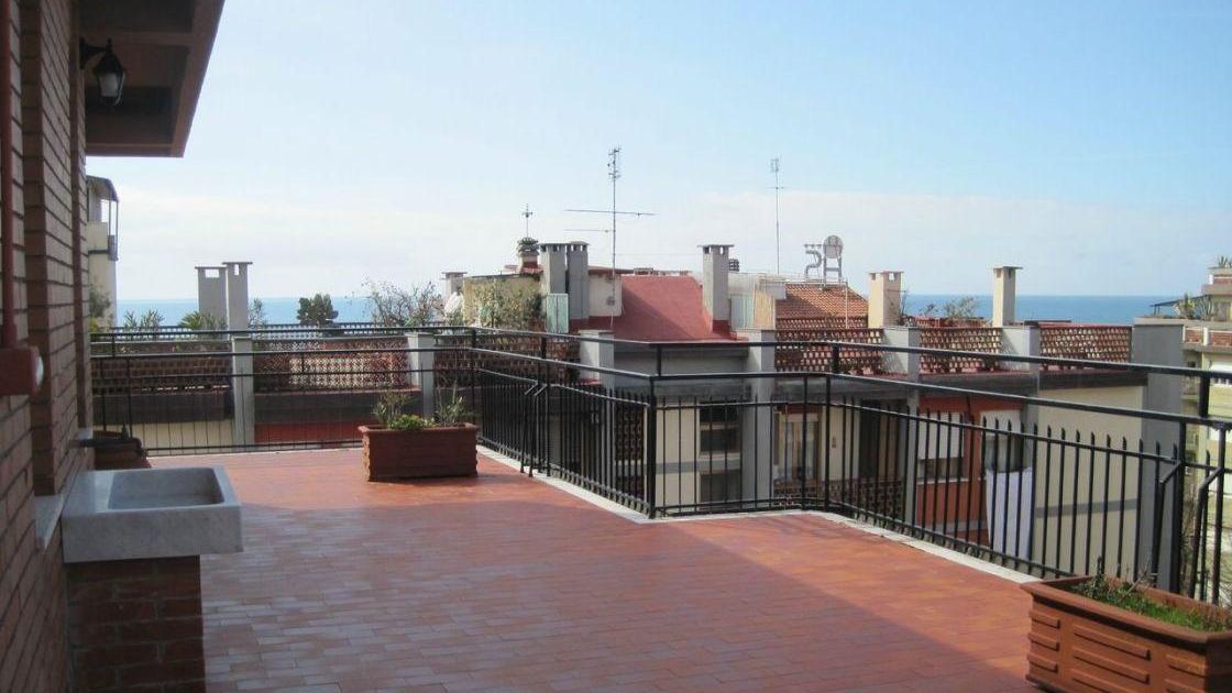 La terrazza dell'attico di Marina di Massa