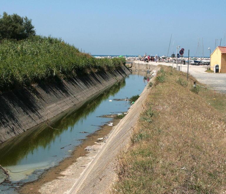 Chiazza oleosa in mare vietata la balneazione 