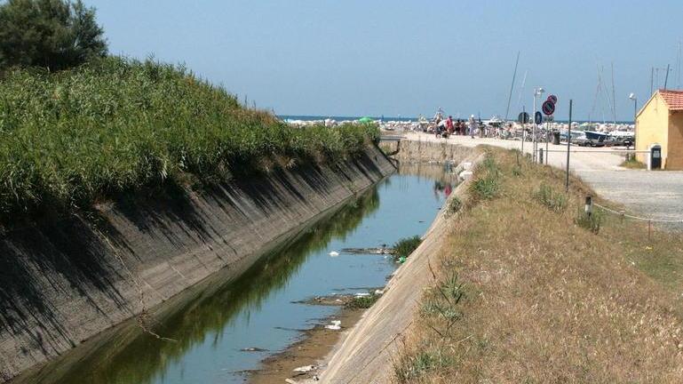 Chiazza oleosa in mare vietata la balneazione