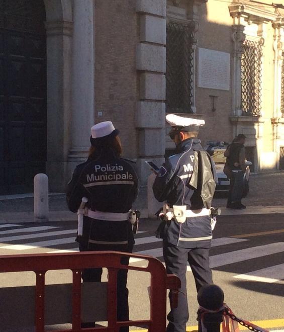 Ubriaco fa danni e si scaglia contro i vigili