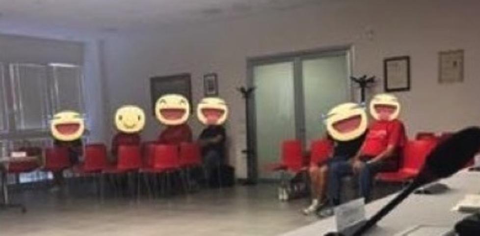 Emoticon sui volti Anpi «Ci offende, si dimetta» 