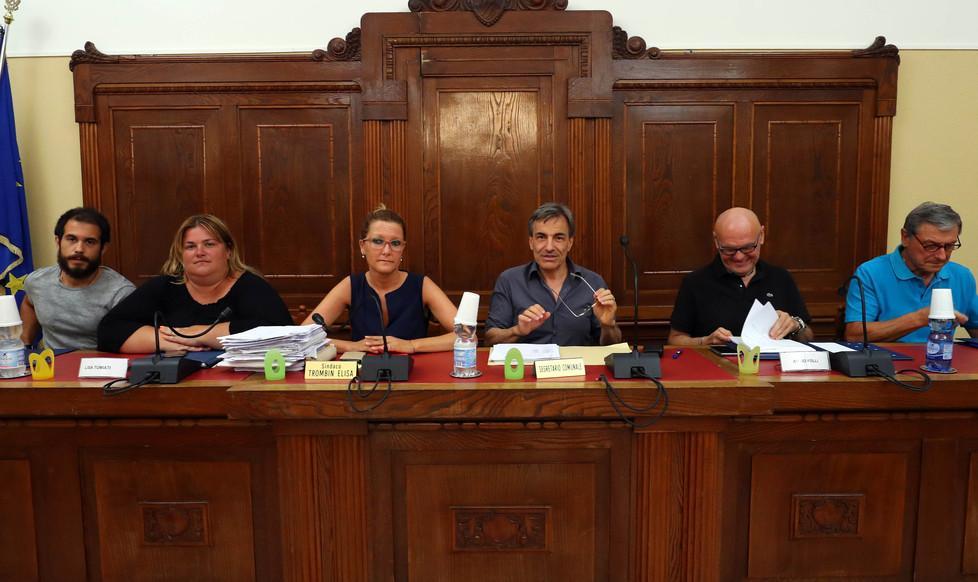 Calano gli abitanti, ridotte le indennità