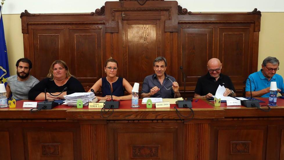 Calano gli abitanti, ridotte le indennità