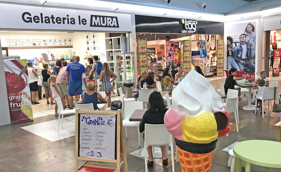 Anziani in fuga alla Coop per rifugiarsi dall’afa 