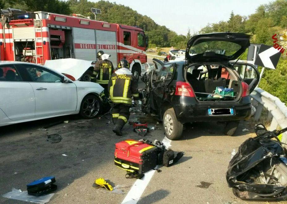 Schianto frontale: quattro feriti gravi 