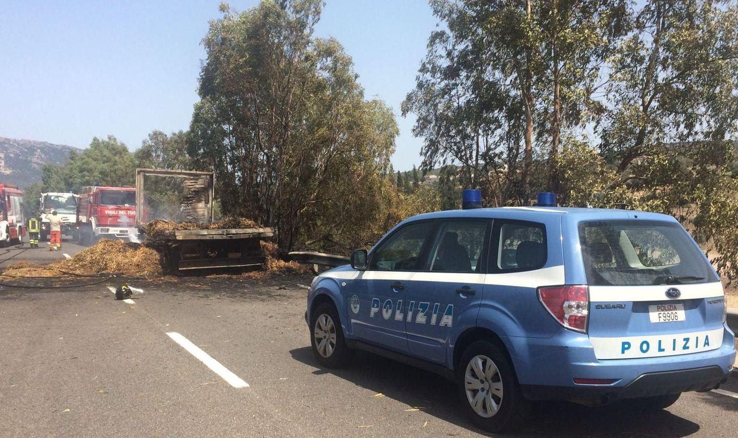 A fuoco un carico di fieno, strada interrotta per 5 ore 