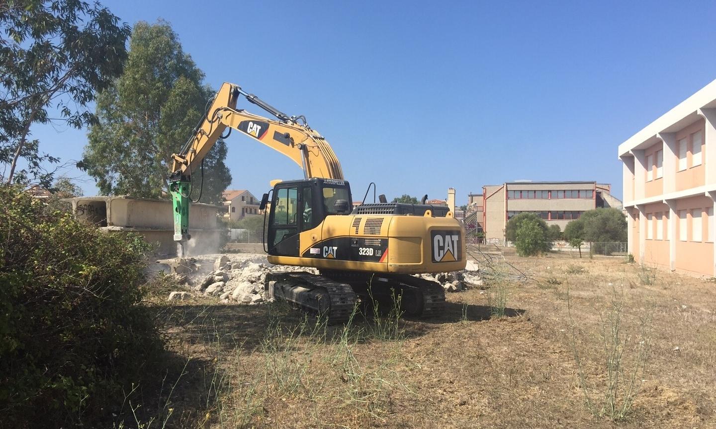 Prime pulizie nel cortile della scuola