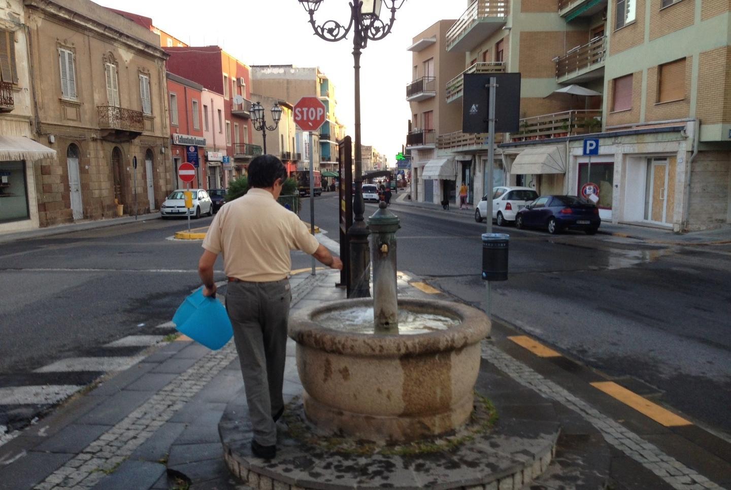 Un cittadino ha ripulito la fontana di piazza “Bainzini”